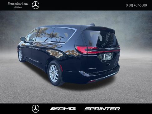 Used 2024 Chrysler Pacifica Touring-L FWD image 3