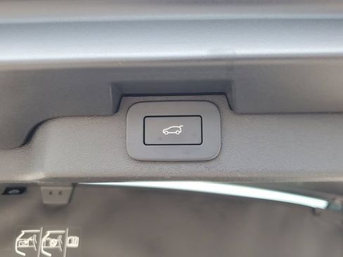 Used 2024 Land Rover Discovery S AWD/4WD image 6