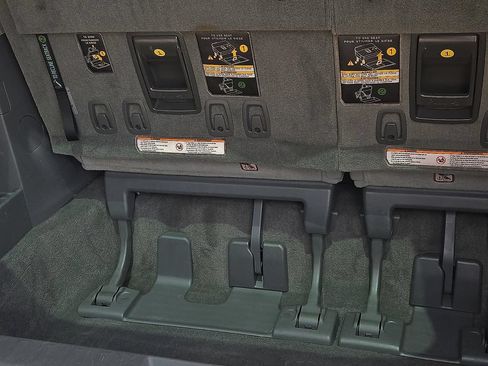 Used 2018 Toyota Sienna L w/ Carpet Mat Package FWD image 8