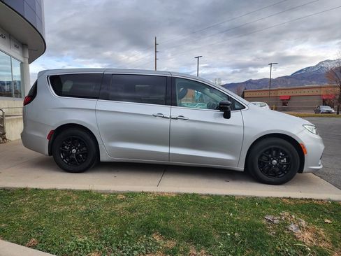 Used 2024 Chrysler Pacifica Touring-L image 4