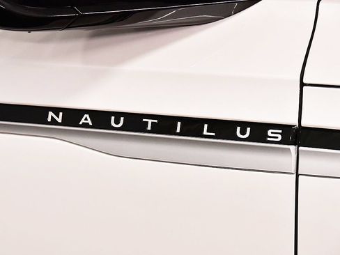 Used 2024 Lincoln Nautilus Reserve w/ Equipment Group 202A AWD/4WD image 12