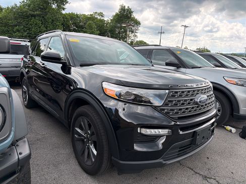 Used 2023 Ford Explorer XLT w/ Equipment Group 202A AWD/4WD image 2
