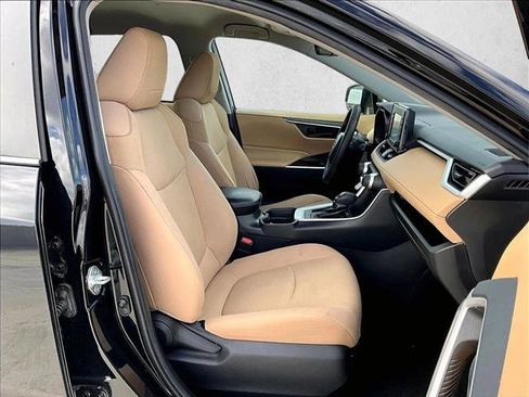 Used 2021 Toyota RAV4 LE FWD image 9