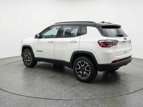 Used 2025 Jeep Compass Trailhawk image 6