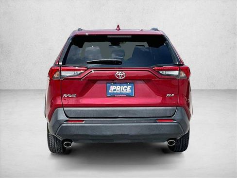 Used 2022 Toyota RAV4 XLE w/ Convenience Package FWD image 4