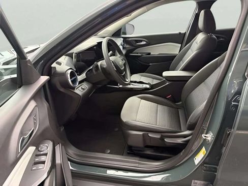 Used 2025 Chevrolet Trax LT FWD image 6