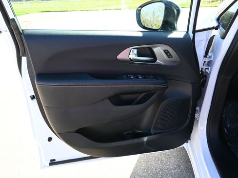 New 2026 Chrysler Pacifica Select image 8