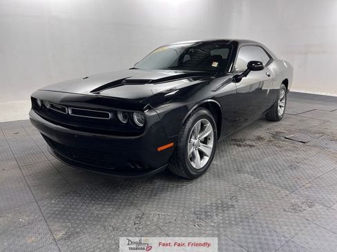 Used 2016 Dodge Challenger SXT image 1