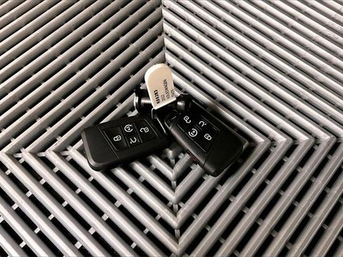 Used 2022 Volkswagen Taos SEL image 9