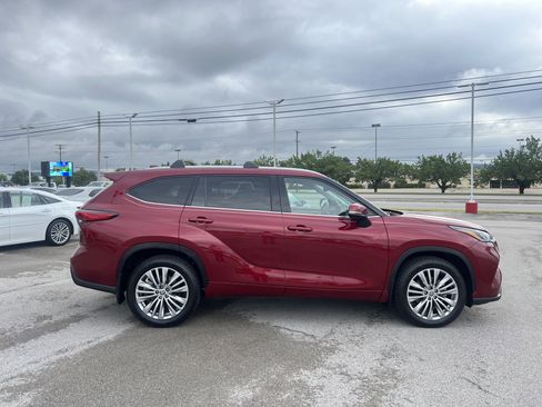 Used 2023 Toyota Highlander Platinum image 4