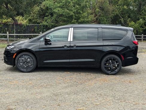 New 2026 Chrysler Pacifica Limited w/ S Appearance Package image 5