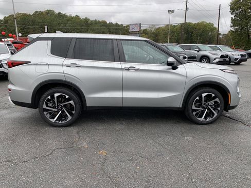 Used 2023 Mitsubishi Outlander SE image 2