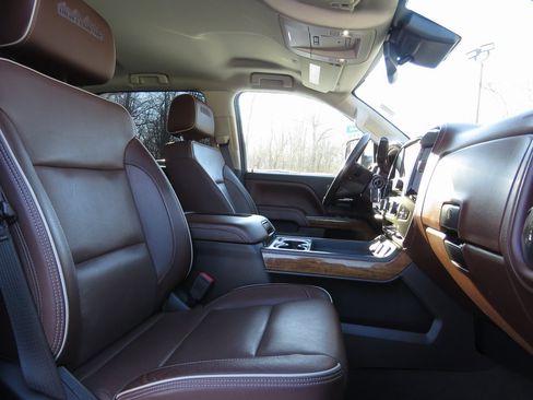 Used 2019 Chevrolet Silverado 2500 High Country w/ Duramax Plus Package image 13