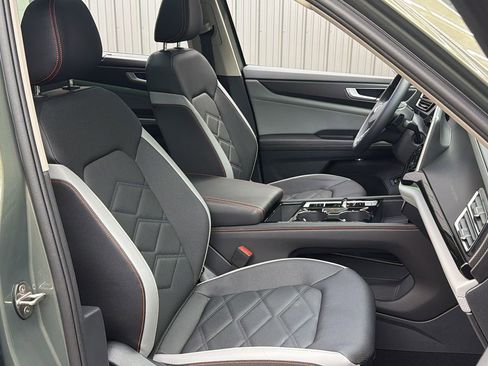 Used 2025 Volkswagen Atlas Peak Edition SE AWD/4WD image 33