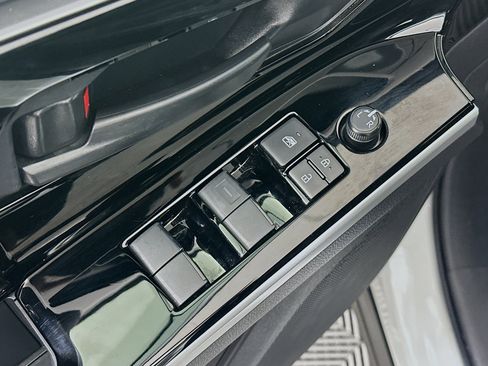 Used 2025 Toyota bZ4X FWD image 15