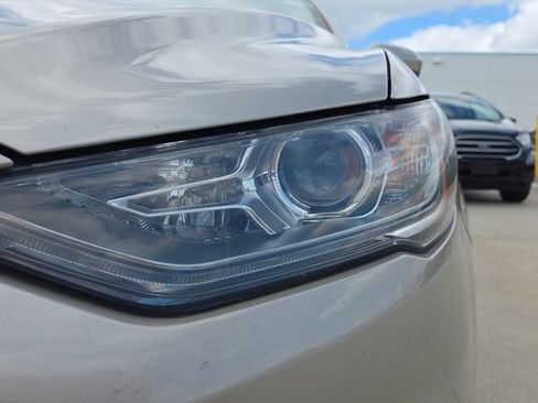 Used 2017 Ford Fusion SE w/ Fusion SE Technology Package FWD image 9
