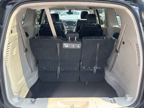 Used 2017 Chrysler Pacifica Touring-L FWD image 27