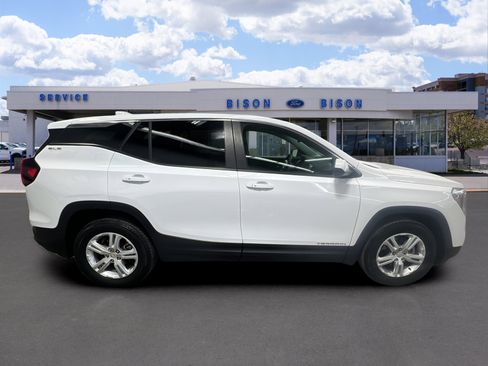 Used 2024 GMC Terrain SLE image 2