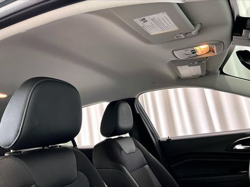 Used 2025 Chevrolet Trax LT FWD image 27