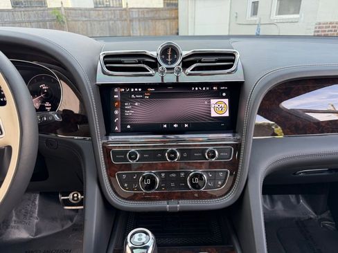 Used 2023 Bentley Bentayga AWD/4WD image 17