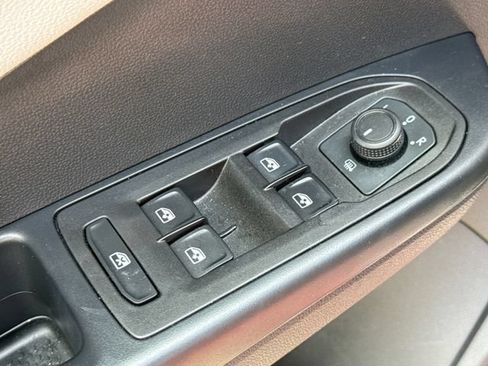 Used 2024 Volkswagen Taos SE w/ Panoramic Sunroof Package FWD image 21