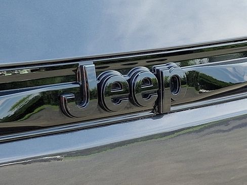 Used 2023 Jeep Grand Cherokee Altitude AWD/4WD image 28
