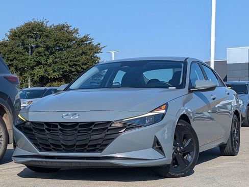 Used 2021 Hyundai Elantra SEL FWD image 2