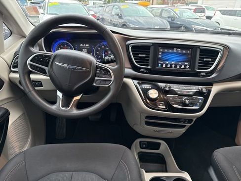 Used 2018 Chrysler Pacifica LX image 14