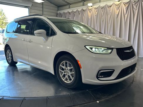 Used 2022 Chrysler Pacifica Touring-L image 10