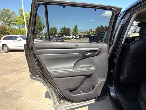 Used 2023 Toyota Highlander XLE image 23