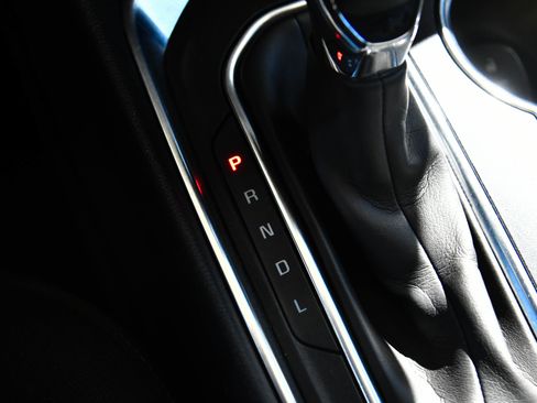 Used 2022 Chevrolet Traverse LT image 25