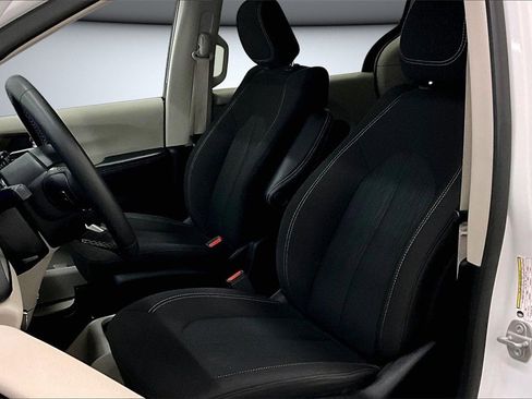 Used 2023 Chrysler Voyager LX image 21