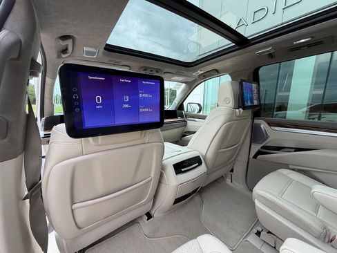 Used 2025 Cadillac Escalade ESV Sport Platinum w/ LPO, ONYX Package AWD/4WD image 17