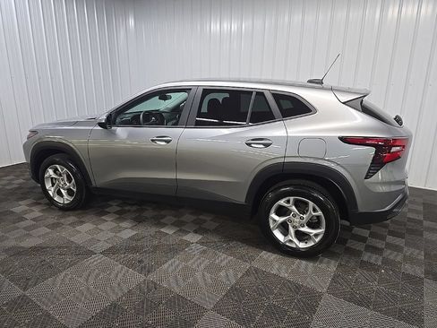 Used 2024 Chevrolet Trax LS w/ LS Convenience Package FWD image 4