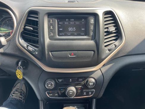Used 2017 Jeep Cherokee Latitude AWD/4WD image 18
