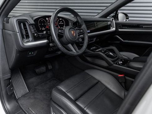 Certified 2025 Porsche Cayenne Coupe image 4