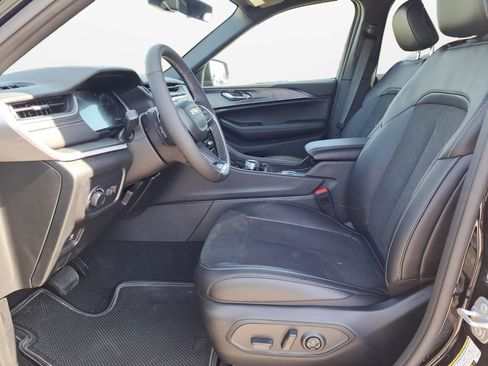 New 2025 Jeep Grand Cherokee Altitude image 19