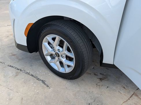 Certified 2025 Kia Soul LX w/ LX Technology Package FWD image 35