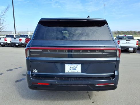 Used 2025 Lincoln Navigator Reserve image 4