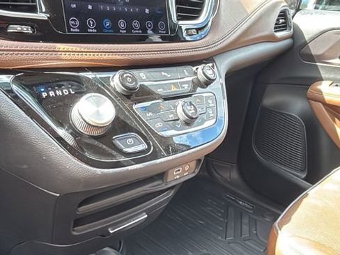 Used 2018 Chrysler Pacifica Limited image 12