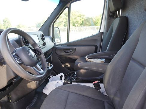 Used 2020 Freightliner Sprinter 2500 RWD image 16