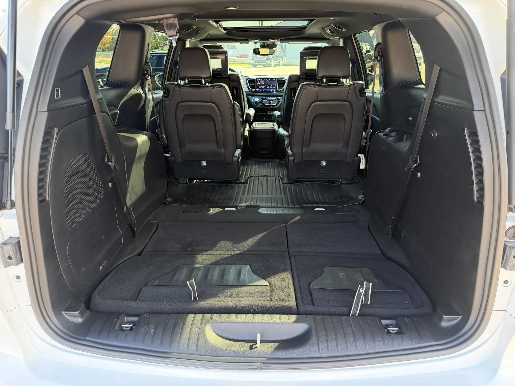 Used 2022 Chrysler Pacifica Touring-L w/ Uconnect Theater Family Group AWD/4WD image 43