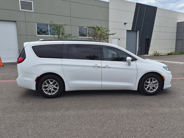 Used 2022 Chrysler Pacifica Touring-L w/ Uconnect Theater Family Group FWD image 4