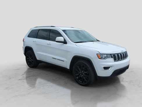 Used 2018 Jeep Grand Cherokee Laredo AWD/4WD image 2