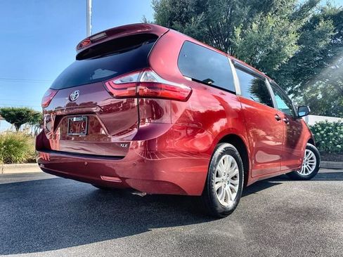 Used 2017 Toyota Sienna XLE w/ XLE Navigation Package FWD image 8