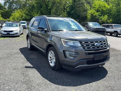 Used 2017 Ford Explorer XLT w/ Equipment Group 202A FWD image 8