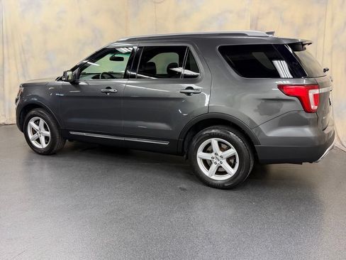 Used 2017 Ford Explorer XLT w/ Equipment Group 202A AWD/4WD image 4