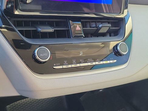 Certified 2025 Toyota Corolla LE image 31