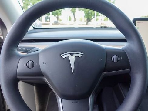 Used 2022 Tesla Model Y Long Range image 14