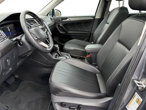 Used 2023 Volkswagen Tiguan SE image 9